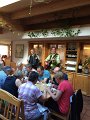 005 Nebenbei bekommen die Gaeste und Zuhoerer auch noch ein Menue serviert.